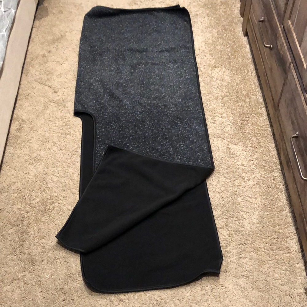 Women’s wrap. Dark grey speckled with black interior